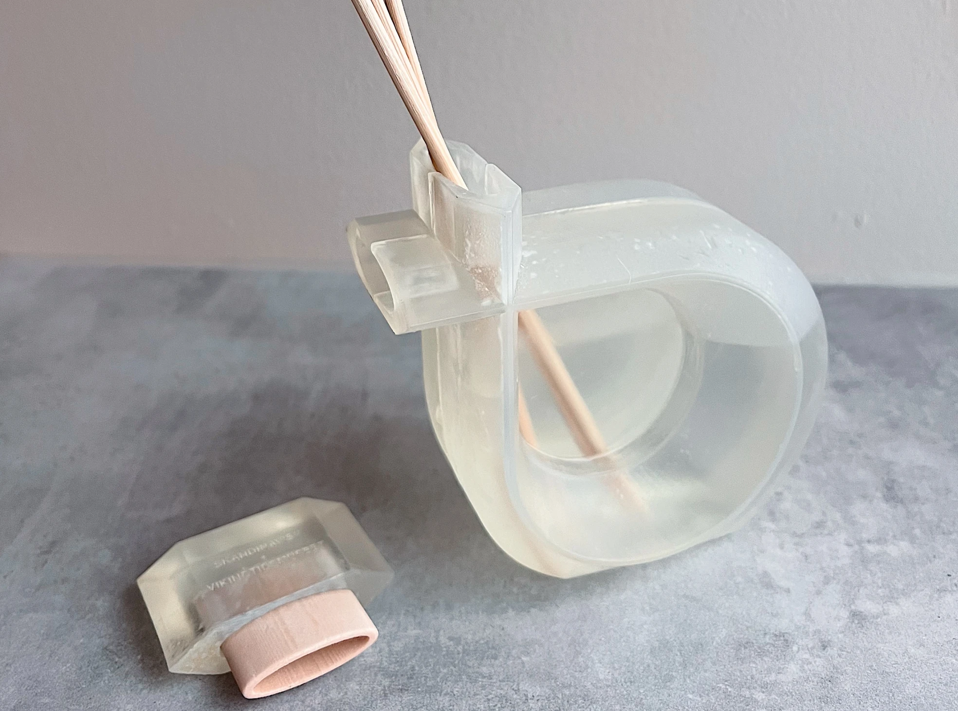 Transparent fysisk prototype på grå overflate