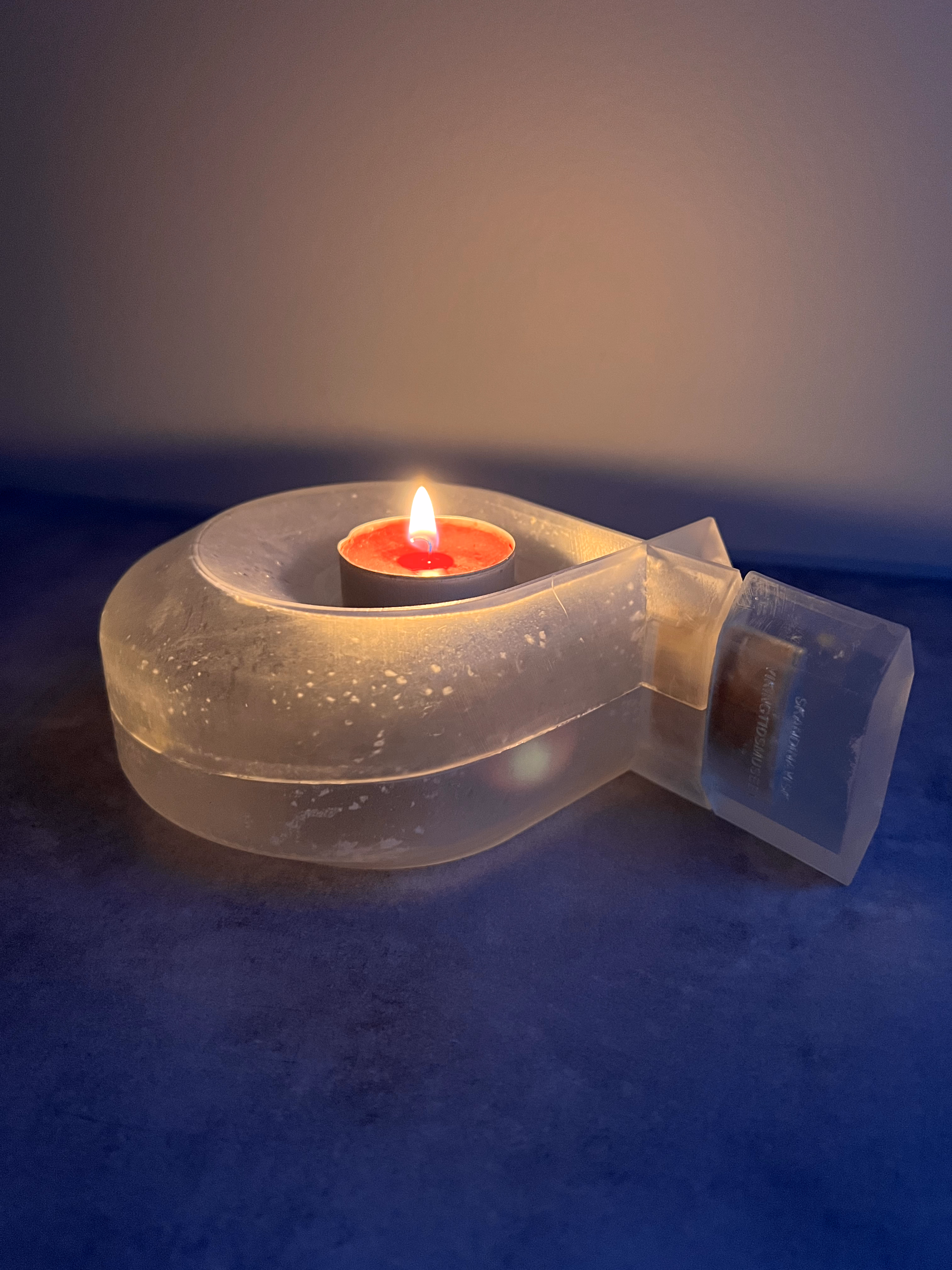 Transparent diffuser brukt som lysestake med tent lys