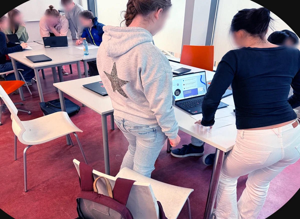 Elever samles rundt Lesespark-prototypen