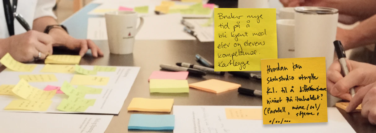 Workshop med lærere, sticky notes og håndskrevne innspill