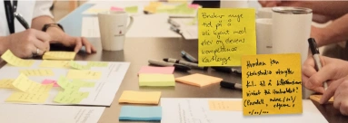 Workshop med lærere, sticky notes og håndskrevne innspill