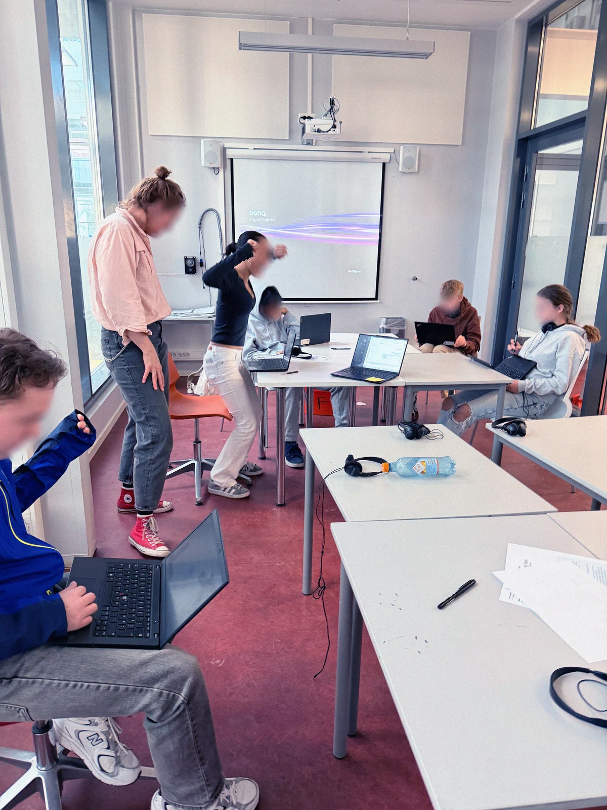 Elever tester prototypen i klasserommet